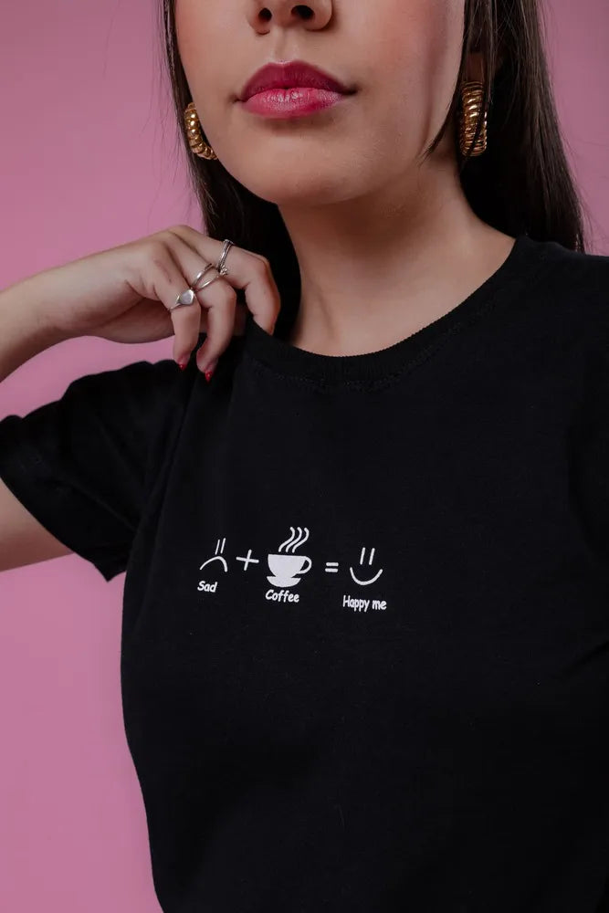 Camiseta - Triste, café, feliz yo - Negra