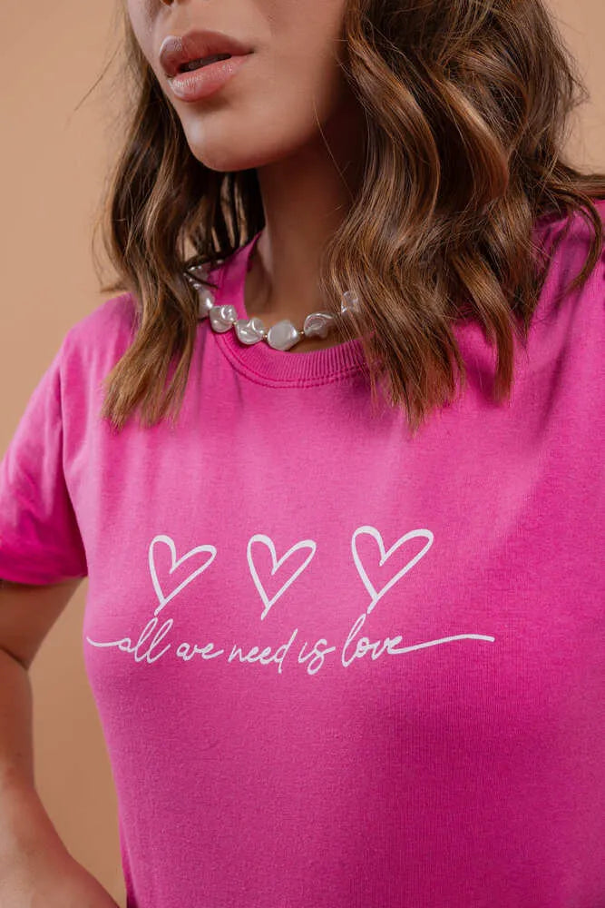 T-Shirt - All are need is love - Pink